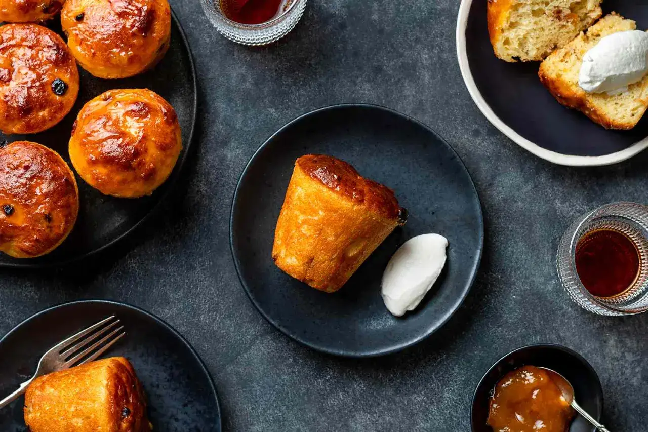 Delicioso baba al ron con crema batida y un toque de caramelo. Un postre tentador.