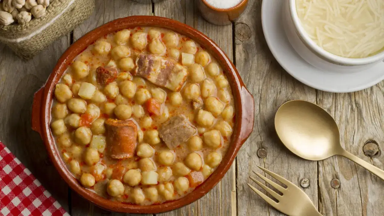 Un reconfortante plato de garbanzos con chorizo y carne, perfecto para los alimentos de invierno.