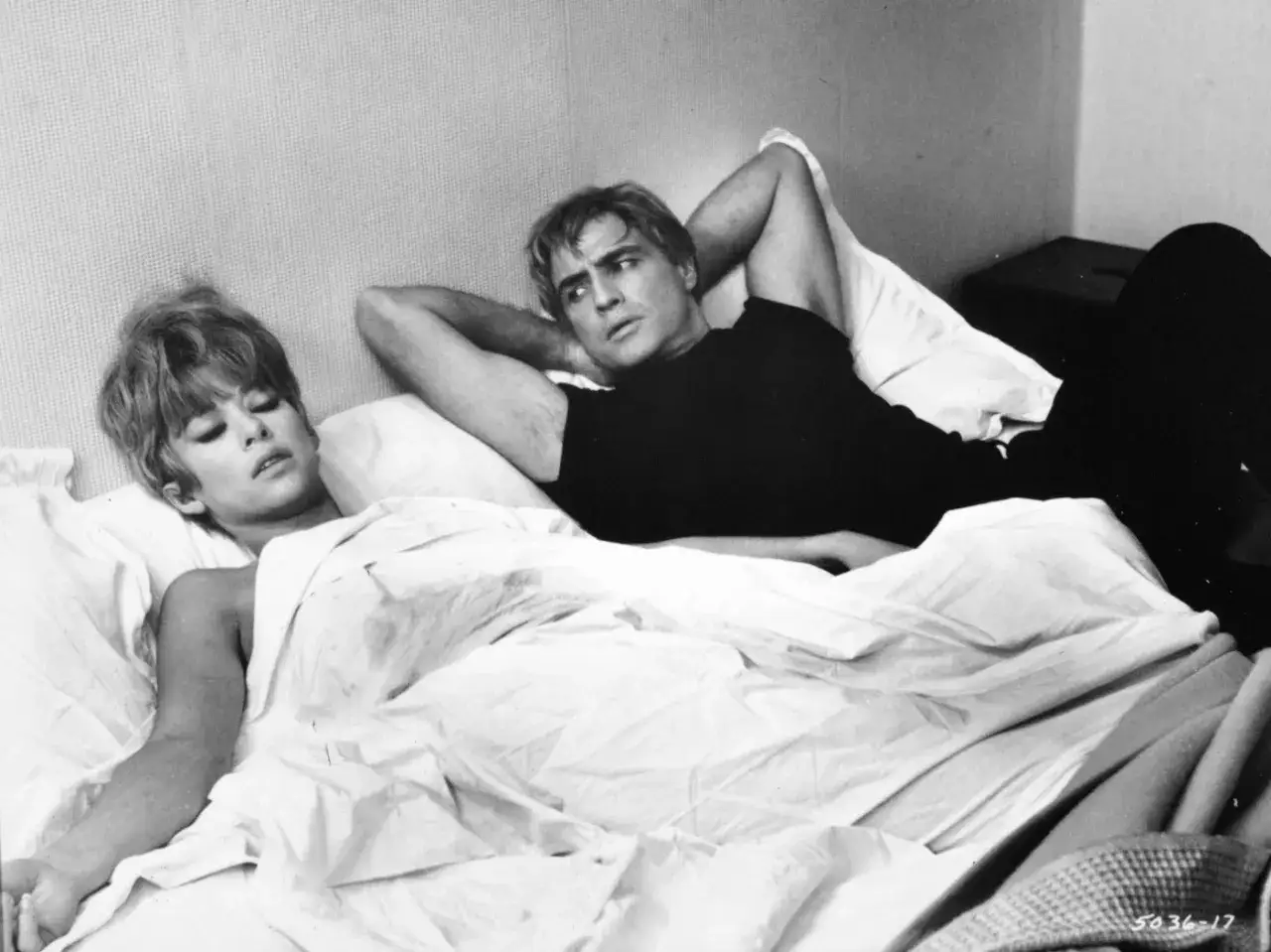 Marlon Brando leży w łóżku obok kobiety, która może być jego żoną.