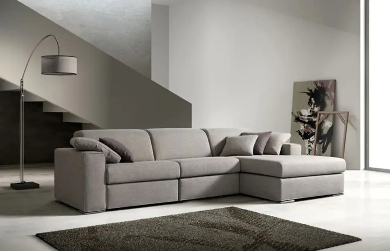Divano angolare grigio chiaro, ideale per chi cerca il miglior tessuto per divani antimacchia. Arreda con stile e praticità.