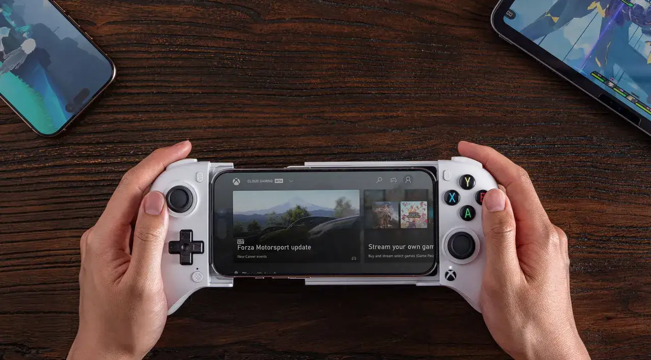 Ręce trzymają kontroler z telefonem, na którym widać aplikację Xbox Cloud Gaming. Dowiedz się, jak grac w gry Steam na telefonie, korzystając z chmury.