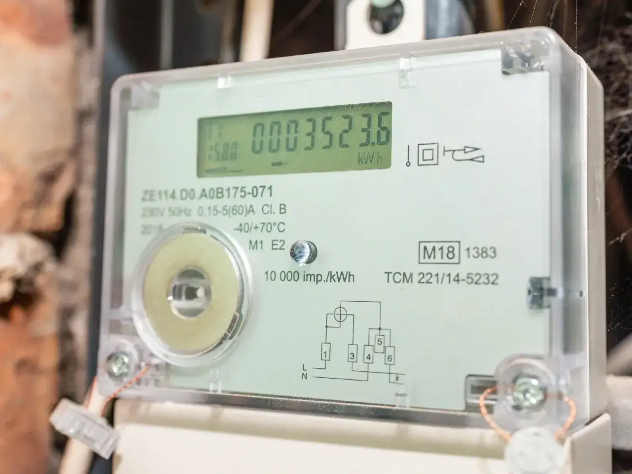 Cyfrowy licznik energii elektrycznej pokazuje zużycie 3523.6 kWh. Nie ma informacji, po jakim czasie odłączają prąd.