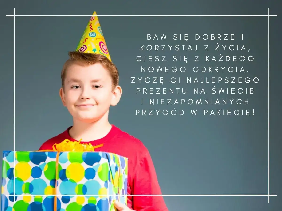 Uśmiechnięty chłopiec w czapce urodzinowej trzyma prezent. Kr&oacute;tkie życzenia urodzinowe dla chłopca: baw się dobrze i korzystaj z życia!
