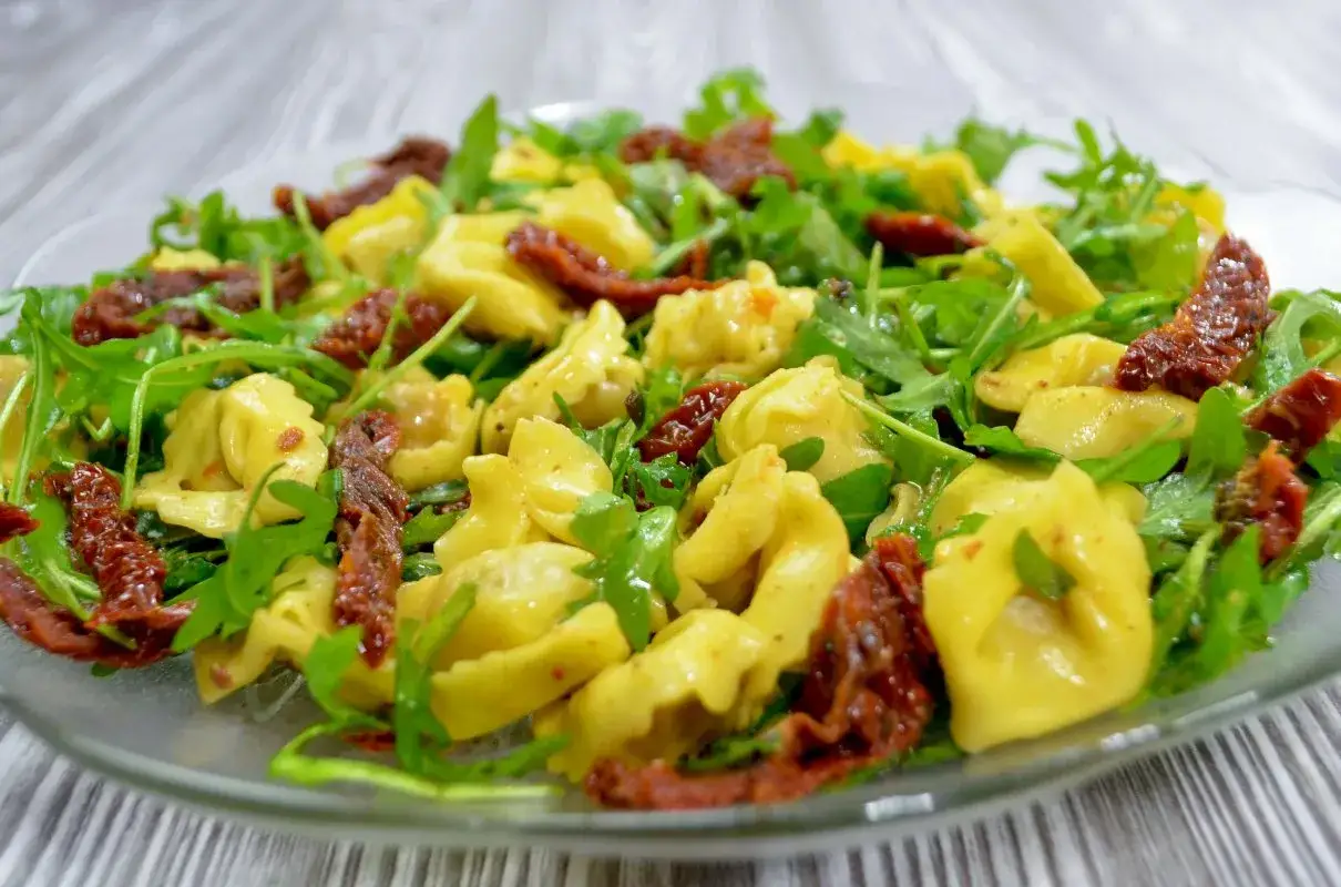 sałatka z tortellini śr&oacute;dziemnomorska z fetą i suszonymi pomidorami