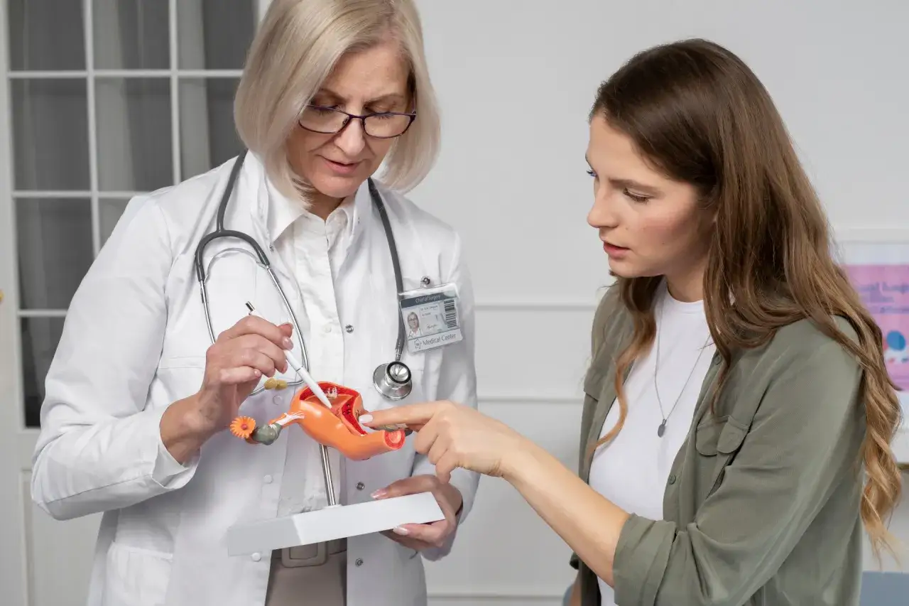 kobieta rozmawiająca z lekarzem o menopauzie
