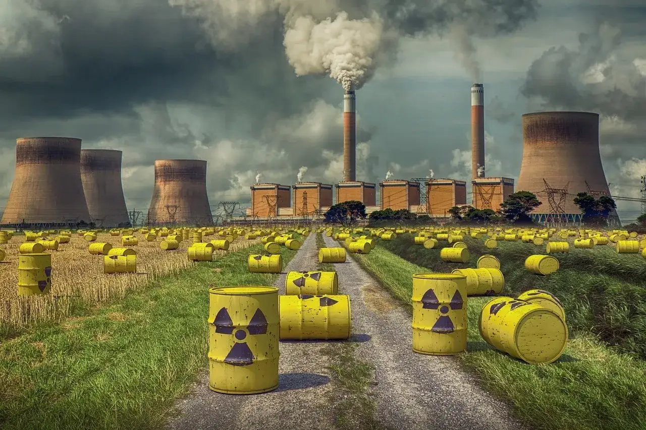 Dymiące kominy elektrowni i pola beczek z symbolem radioaktywności. Czy energia jądrowa jest ekologiczna?