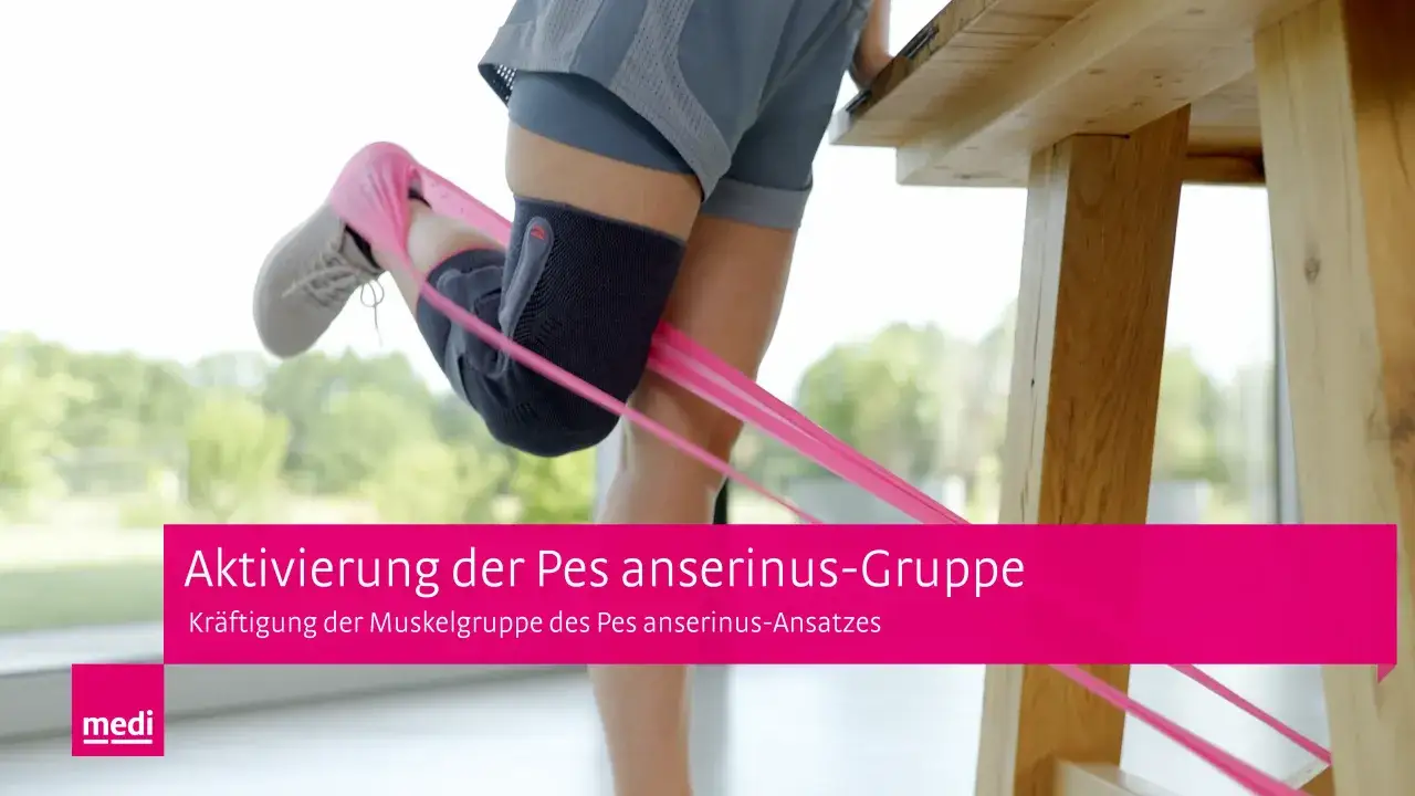 Person trainiert Beinmuskulatur mit pinkem Widerstandsband, um das Pes anserinus Syndrom zu lindern. Hilfreich auch beim Fahrradfahren.