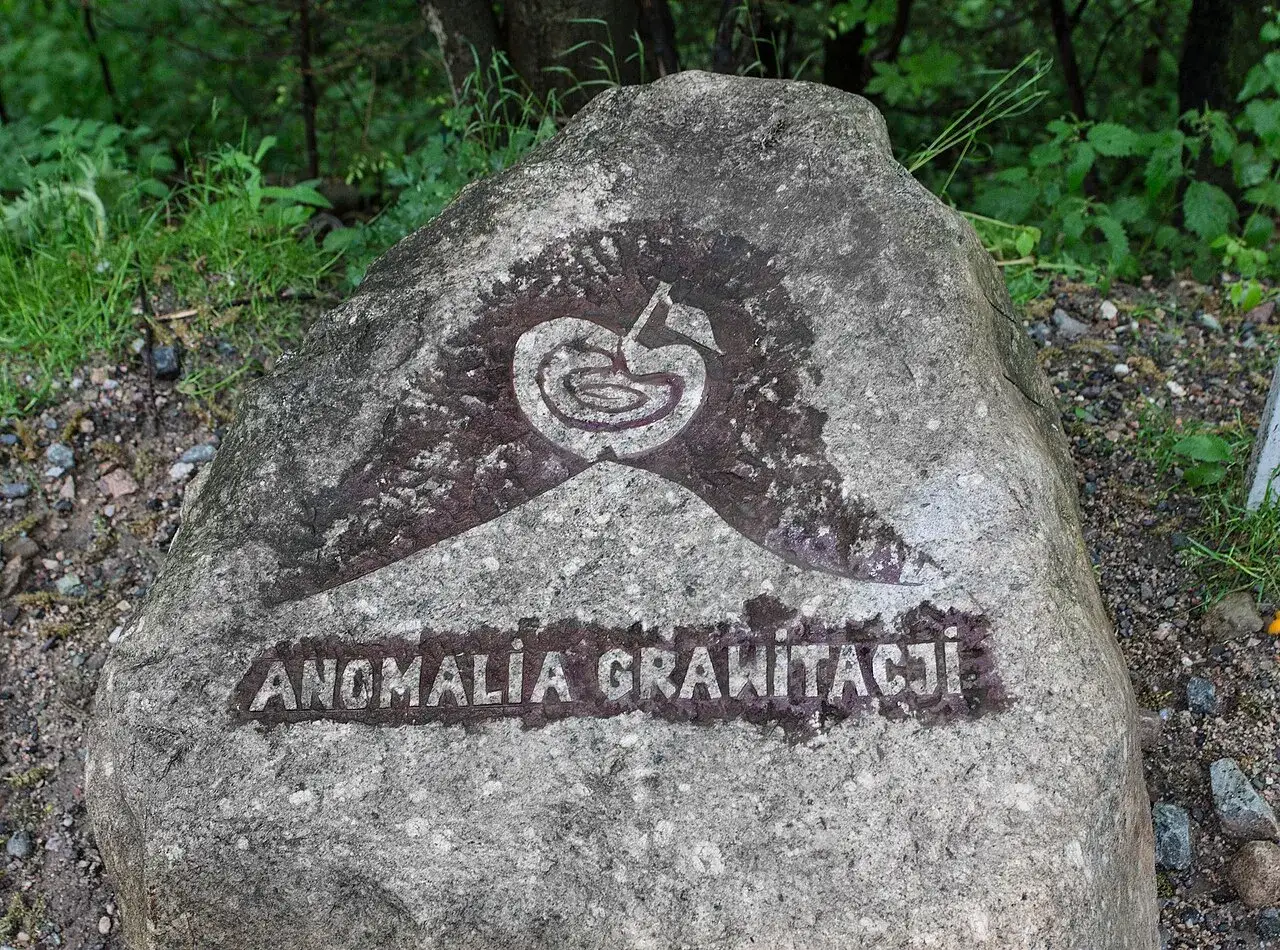 Kamień z symbolem jabłka i napisem 