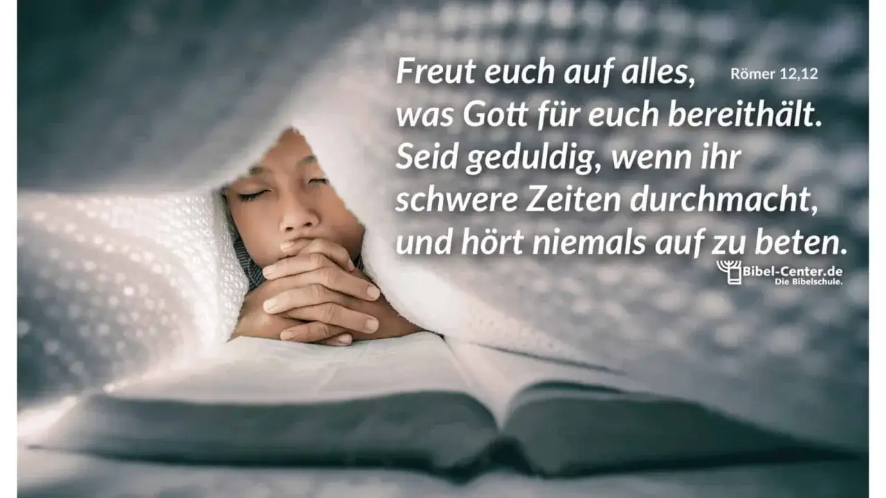 Ein Kind betet unter einer Decke, mit einer Bibel ge&ouml;ffnet. Der Text ermutigt zum Durchhalten in schweren Zeiten und zum Gebet.