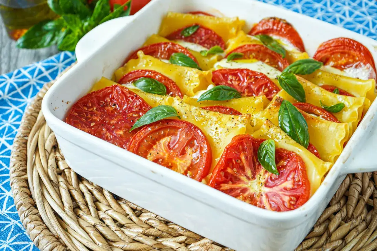 En ugnsbakad pasta al forno med tomater och basilika, redo att serveras.