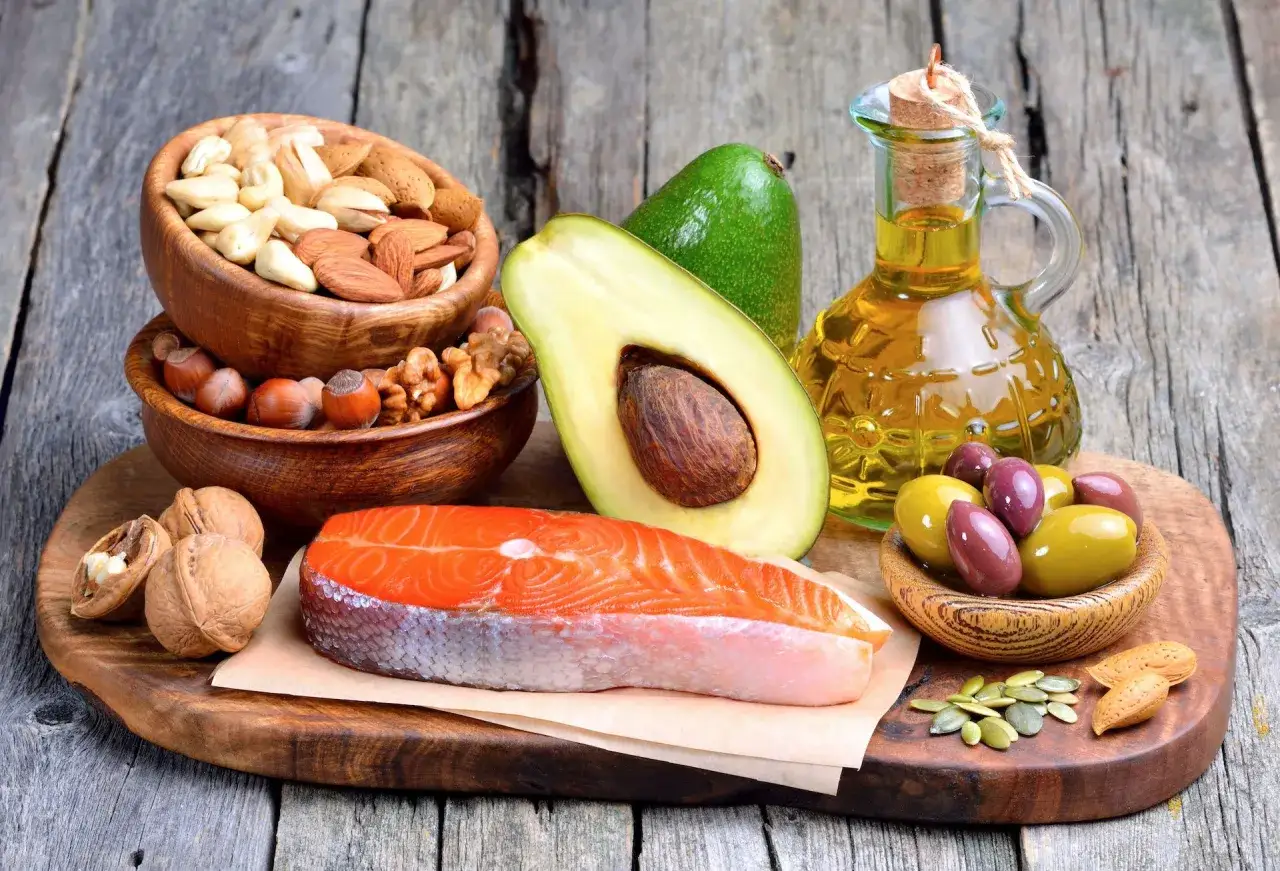 Lachs, Avocado, N&uuml;sse, Oliven und &Ouml;l &ndash; diese gesunden Fette machen satt und gl&uuml;cklich.