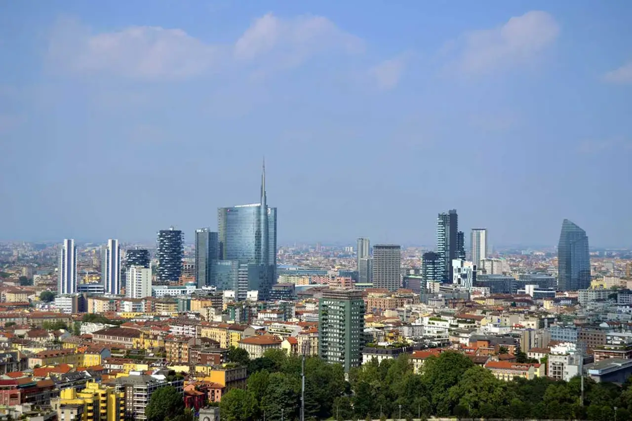 Mediolan co zobaczyć: nowoczesne wieżowce i zabytkowa zabudowa tworzą unikalną panoramę miasta.