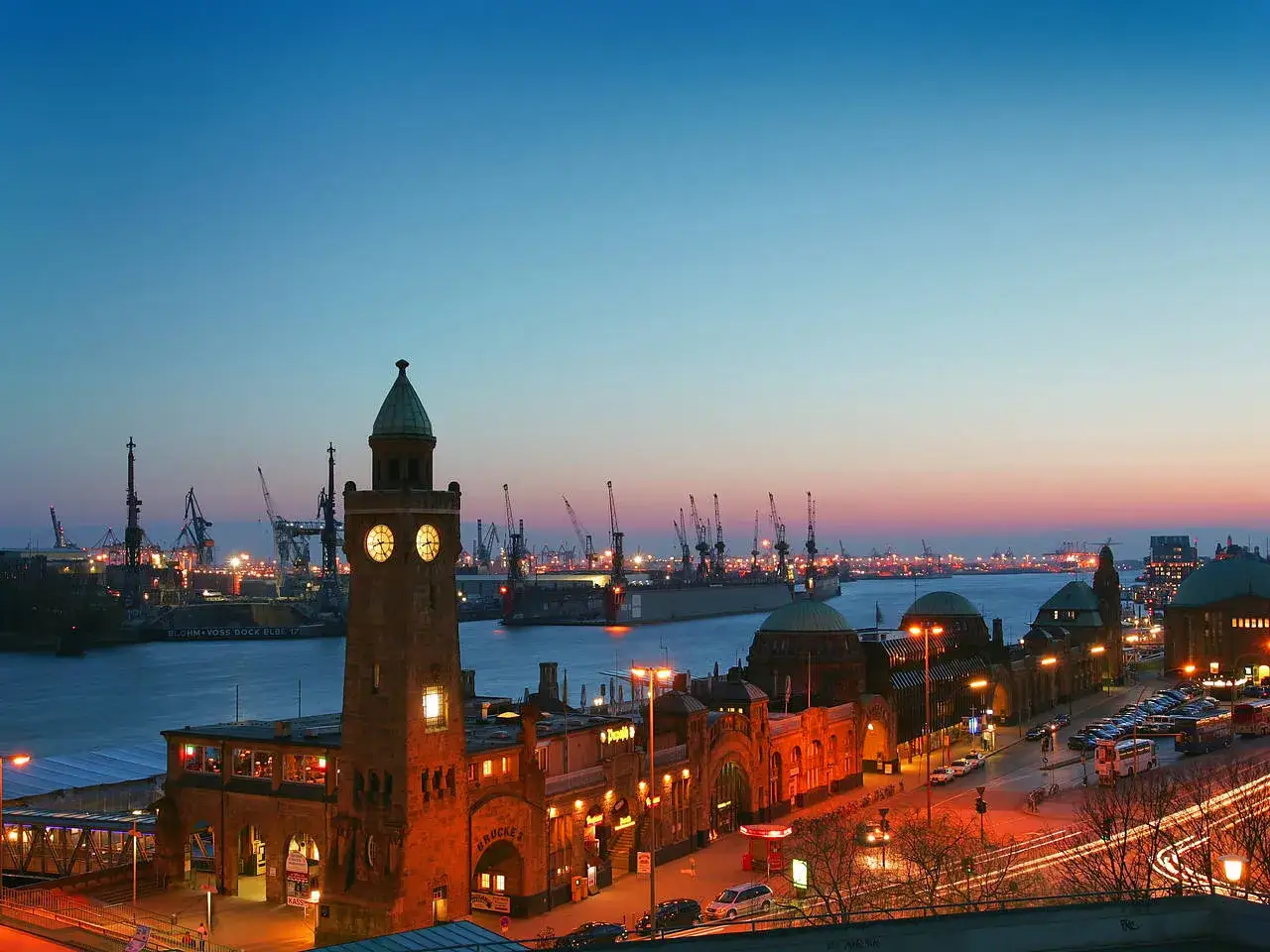 Der Hamburger Hafen bei D&auml;mmerung mit dem markanten Altonaer Fischmarkt-Turm. Ein Muss, was man in Hamburg gesehen haben sollte!