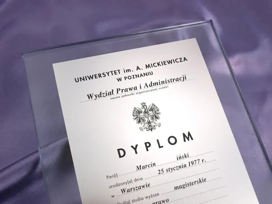 dyplom ukończenia studiów wyższych