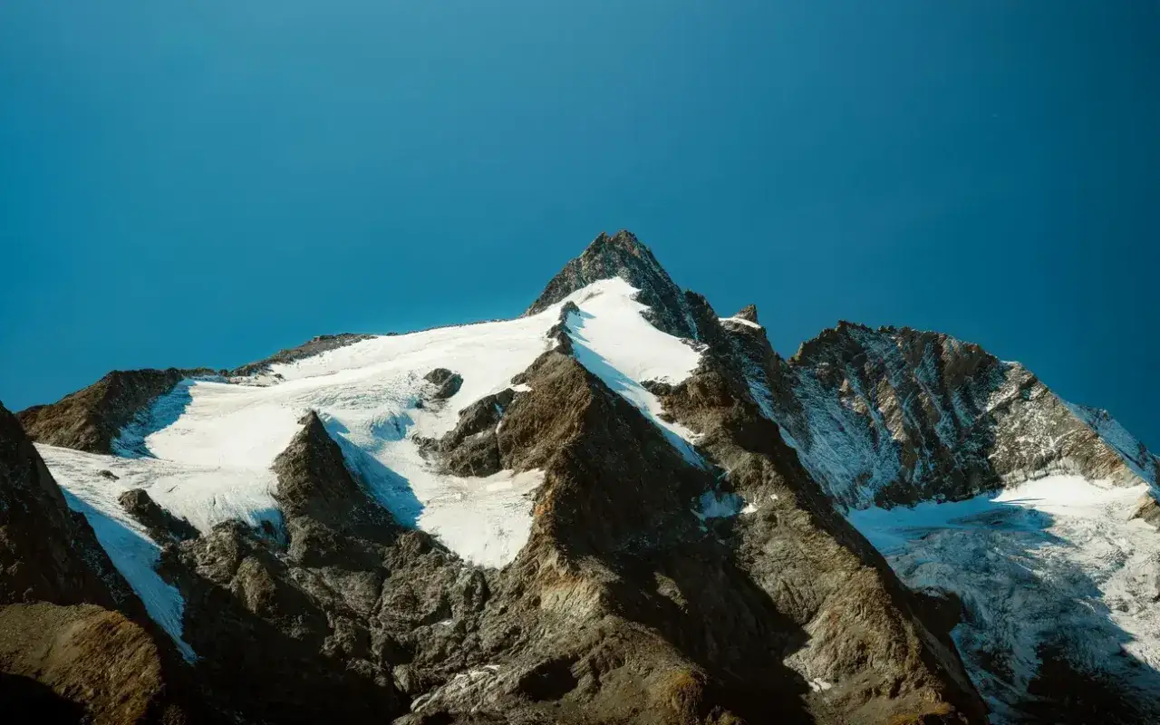 Majestatyczny najwyższy szczyt w Austrii, Grossglockner, lśni w słońcu, pokryty śniegiem i lodem.