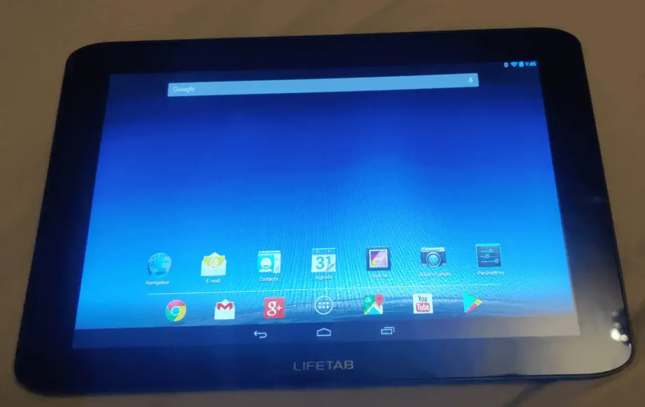 Stary tablet LIFETAB z Androidem. Chcesz wiedzieć, jak wgrać nowego androida na stary tablet? Ten ekran startowy może być początkiem.