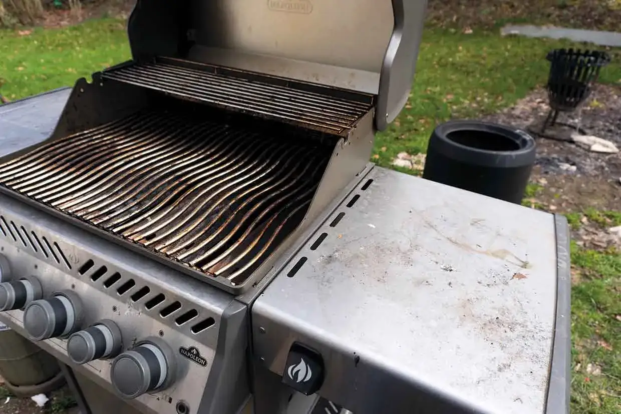 Der Grill schimmelt unter der Abdeckung. Rostige Rillen und Fettflecken zeugen von Vernachlässigung.