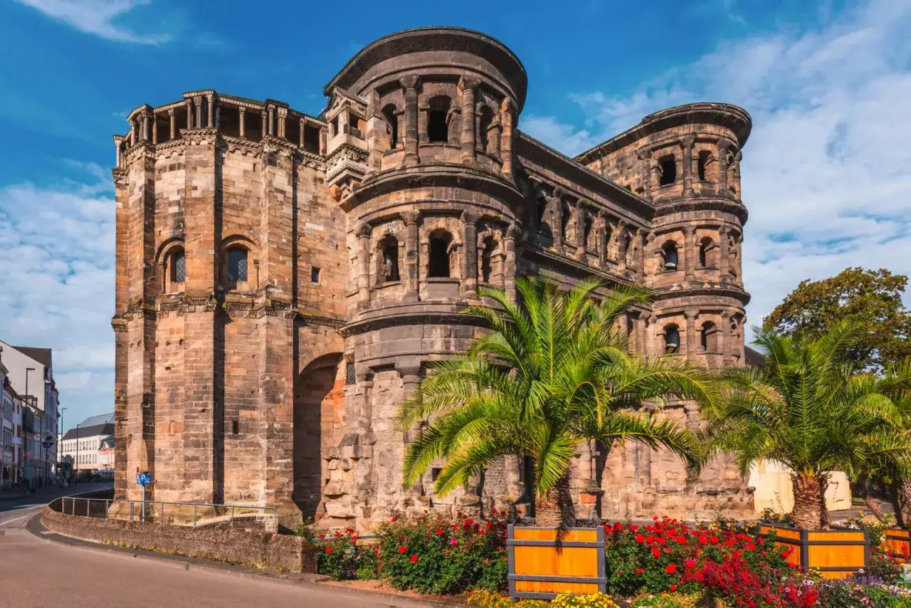 Porta Nigra in Trier, ein beeindruckendes r&ouml;misches Bauwerk. Hier kann man in Trier Geschichte erleben und die Stadt erkunden.