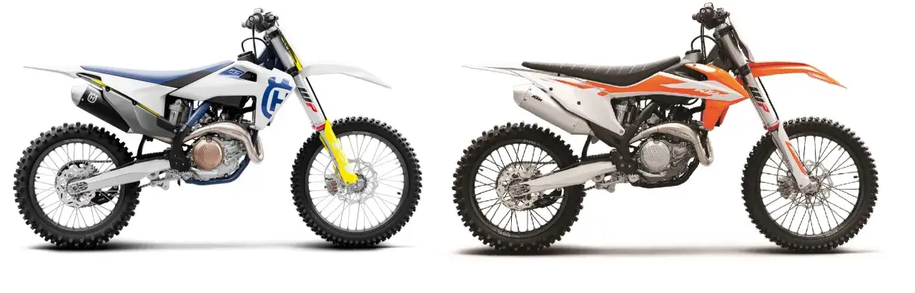 Dwa motocykle crossowe: biało-niebieski Husqvarna i biało-pomarańczowy KTM.
