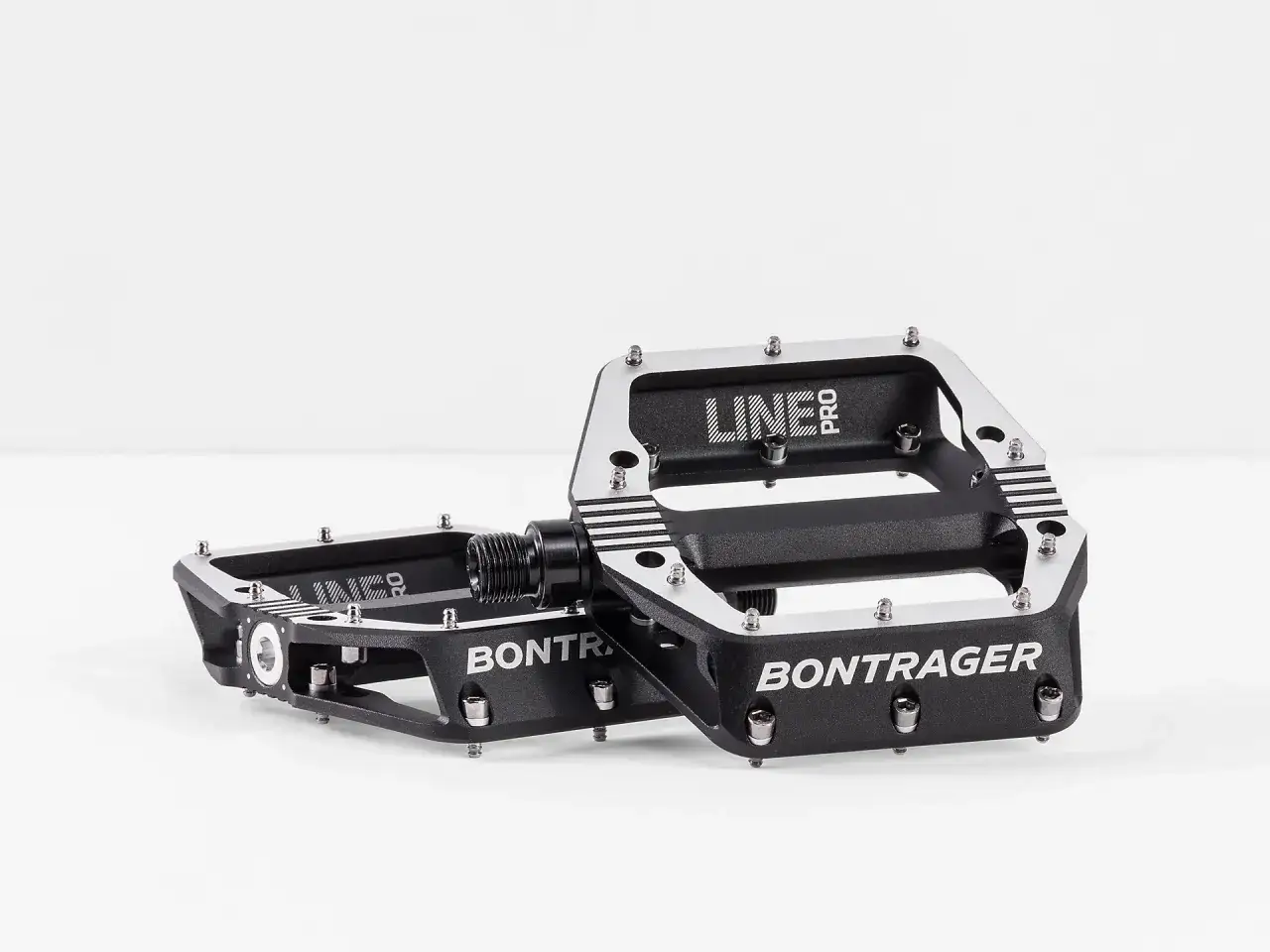 Dwa czarne pedały rowerowe Bontrager Line Pro z aluminiową ramą i pinami. Gotowe do montażu i jazdy.