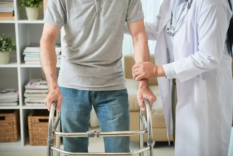 Lekarz ortopeda bada biodro pacjenta po operacji