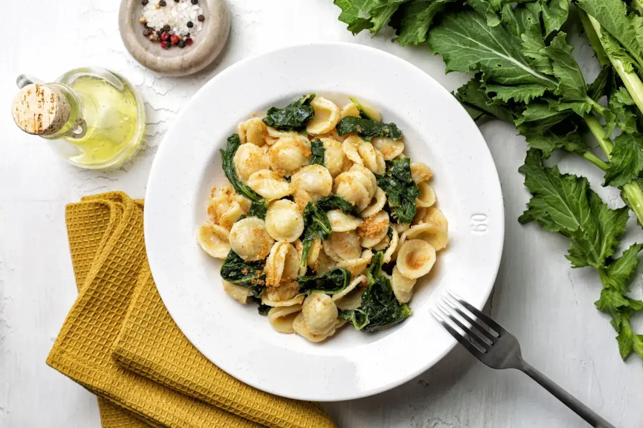 Orecchiette con cime di rapa, uno dei piatti tipici pugliesi pi&ugrave; amati. Un sapore autentico che sa di casa.