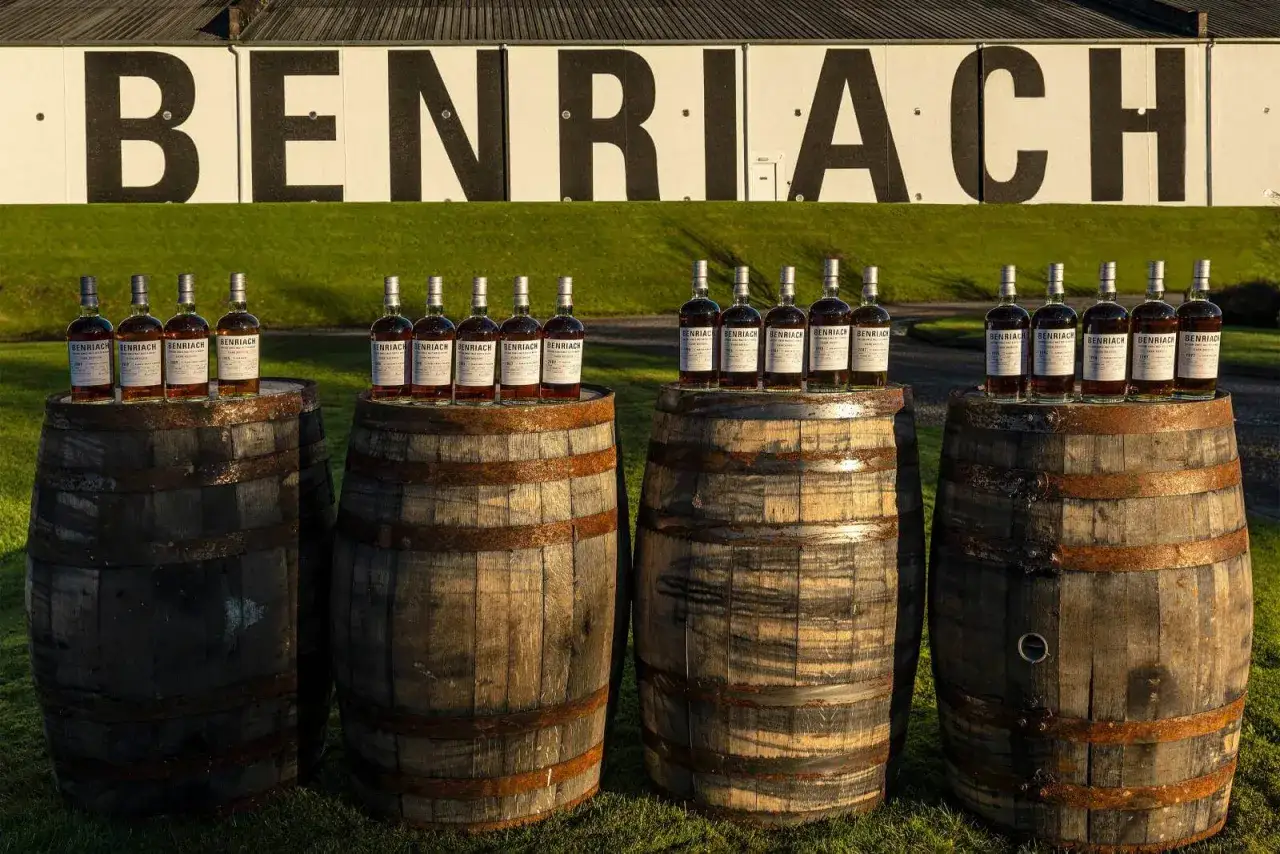 Butelki whisky Benriach na beczkach. Czy whisky może dojrzewać w butelce? Mit o starzeniu po zakupie obalony.