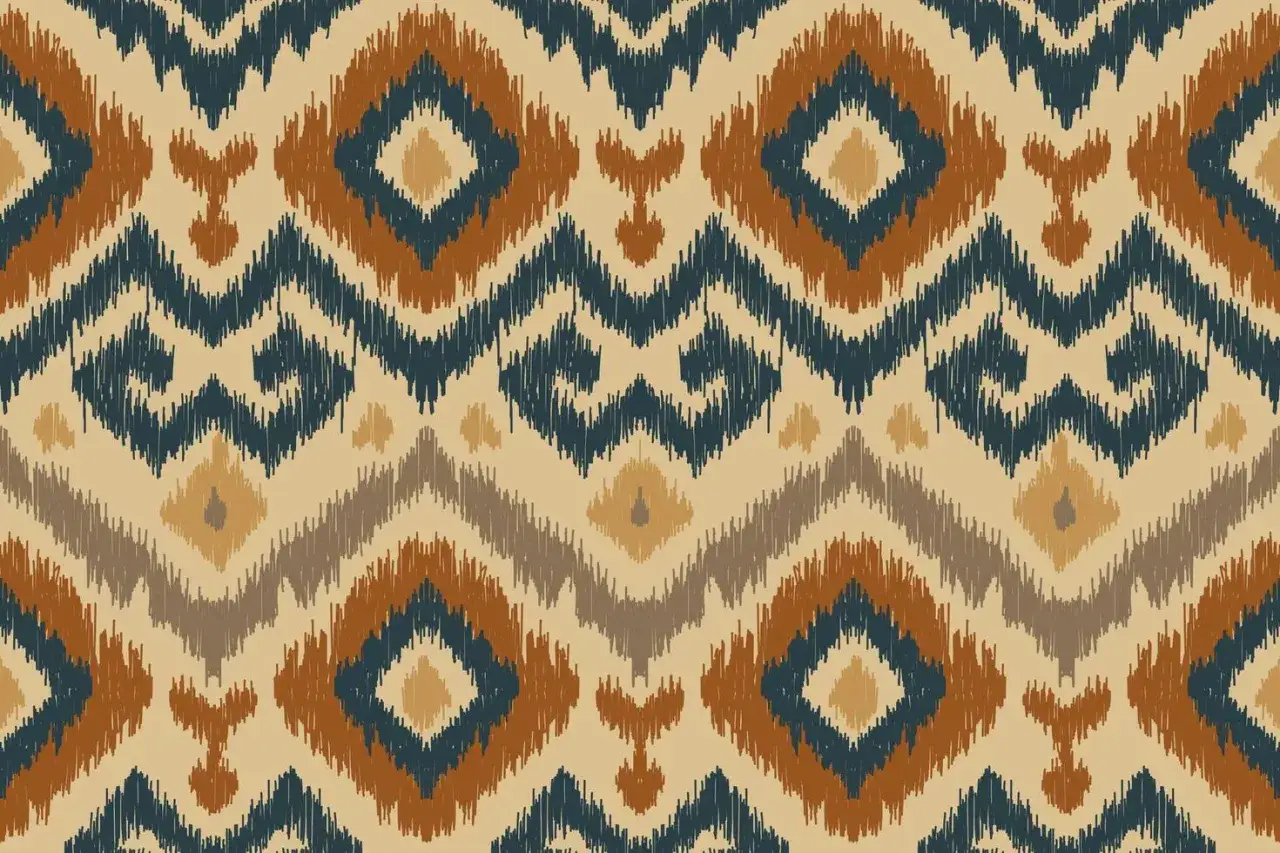 Ein abstraktes ikat muster in Braun-, Blau- und Beiget&ouml;nen. Geometrische Formen und Zickzacklinien erzeugen einen rustikalen, handgefertigten Look.