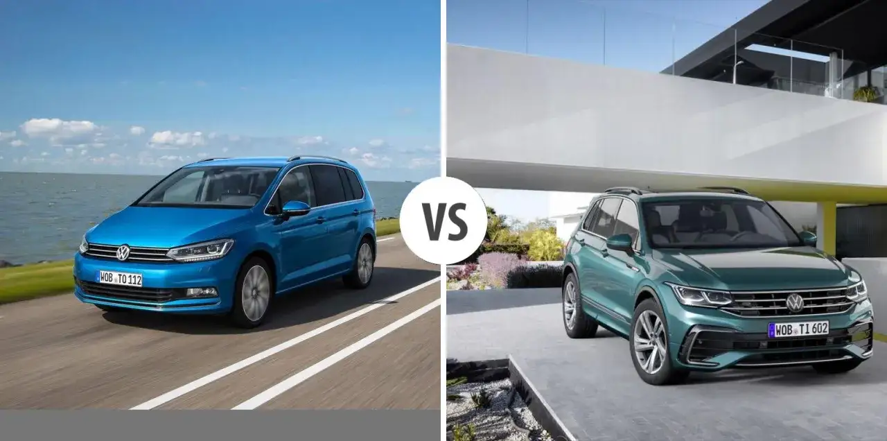 Niebieski Volkswagen Touran jedzie przy wodzie, a zielony Volkswagen SUV stoi przed nowoczesnym budynkiem.