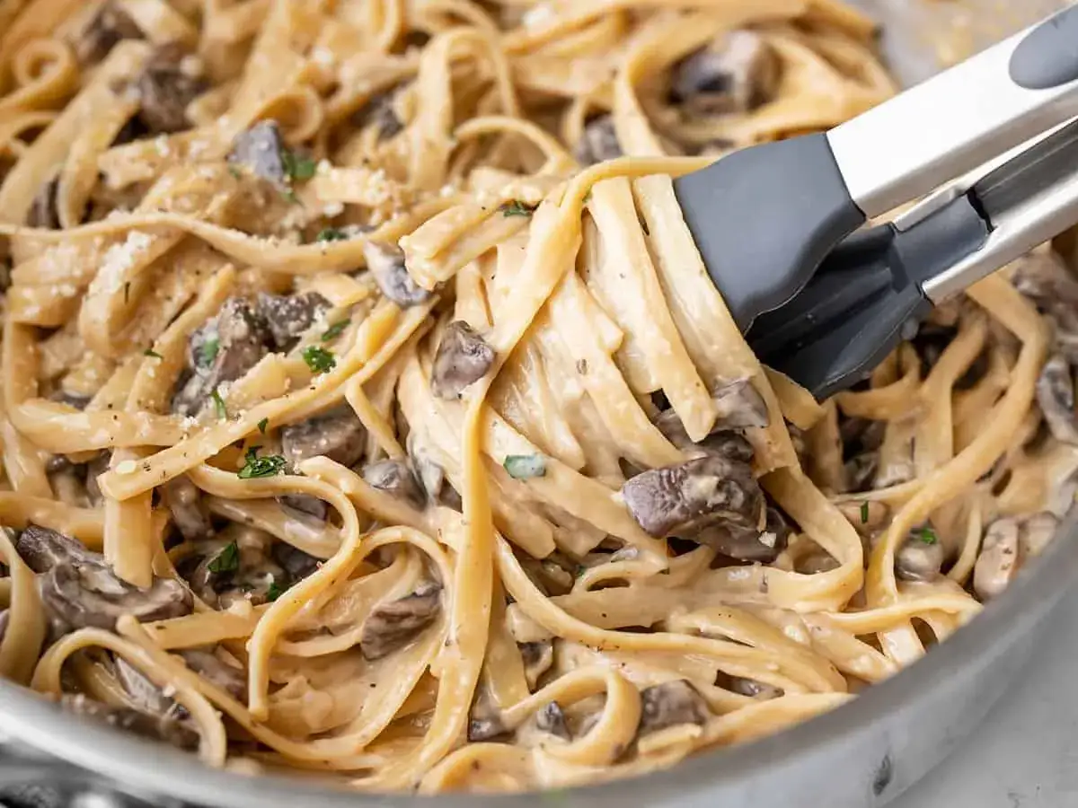 Kr&auml;mig svamp pasta med tagliatelle, svamp och persilja. En h&auml;rlig r&auml;tt som passar perfekt f&ouml;r en mysig middag.