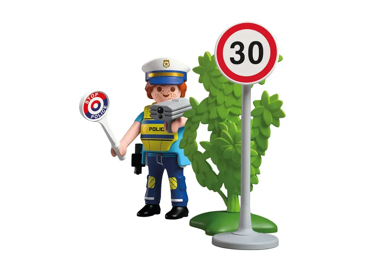 Policjant z radarem łapie kierowcę za przekroczenie prędkości o 30 km/h. Obok znak ograniczenia do 30.