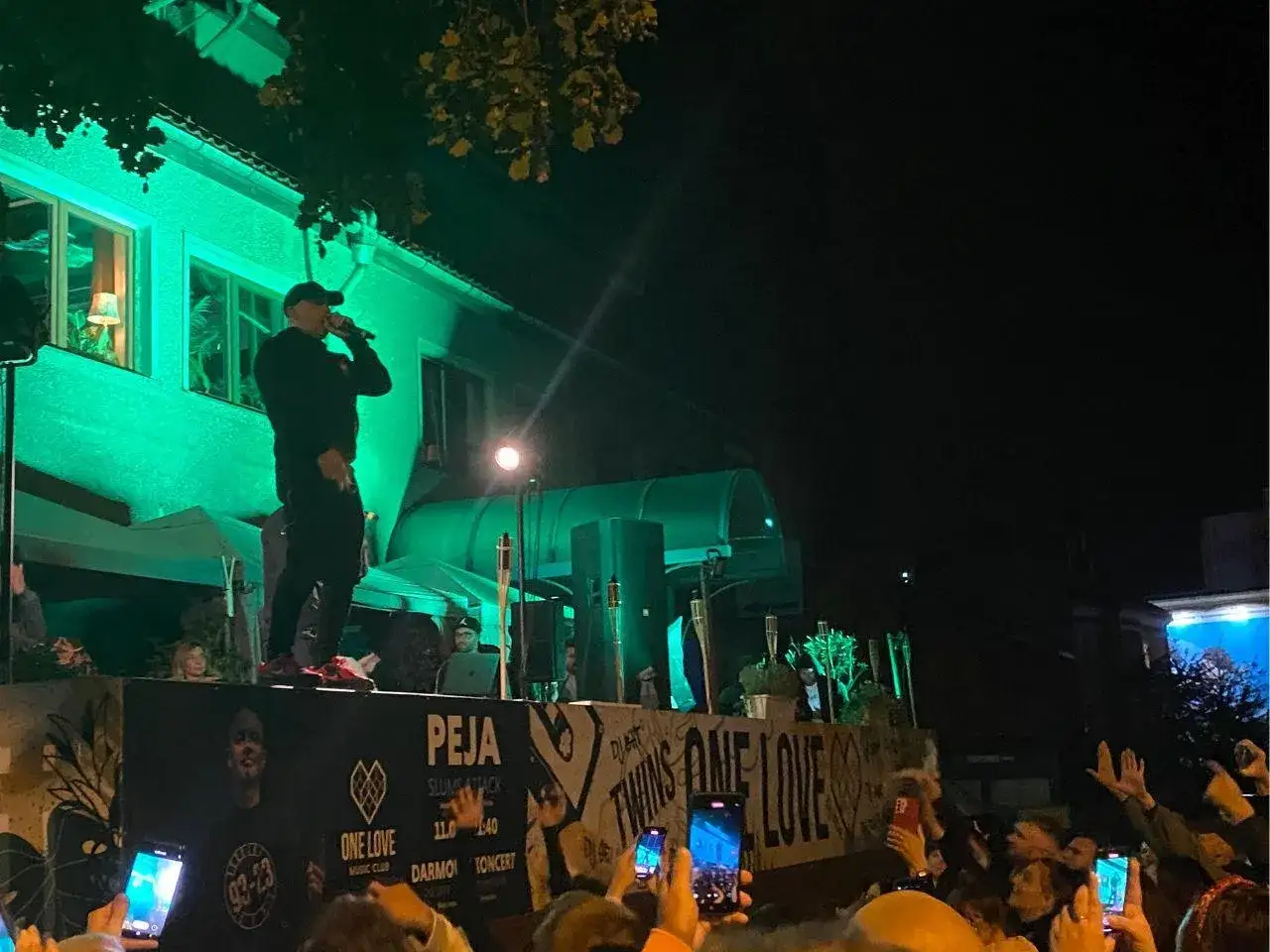 Peja na koncercie w Zielonej Górze. Tłum ludzi z telefonami nagrywa występ rapera.