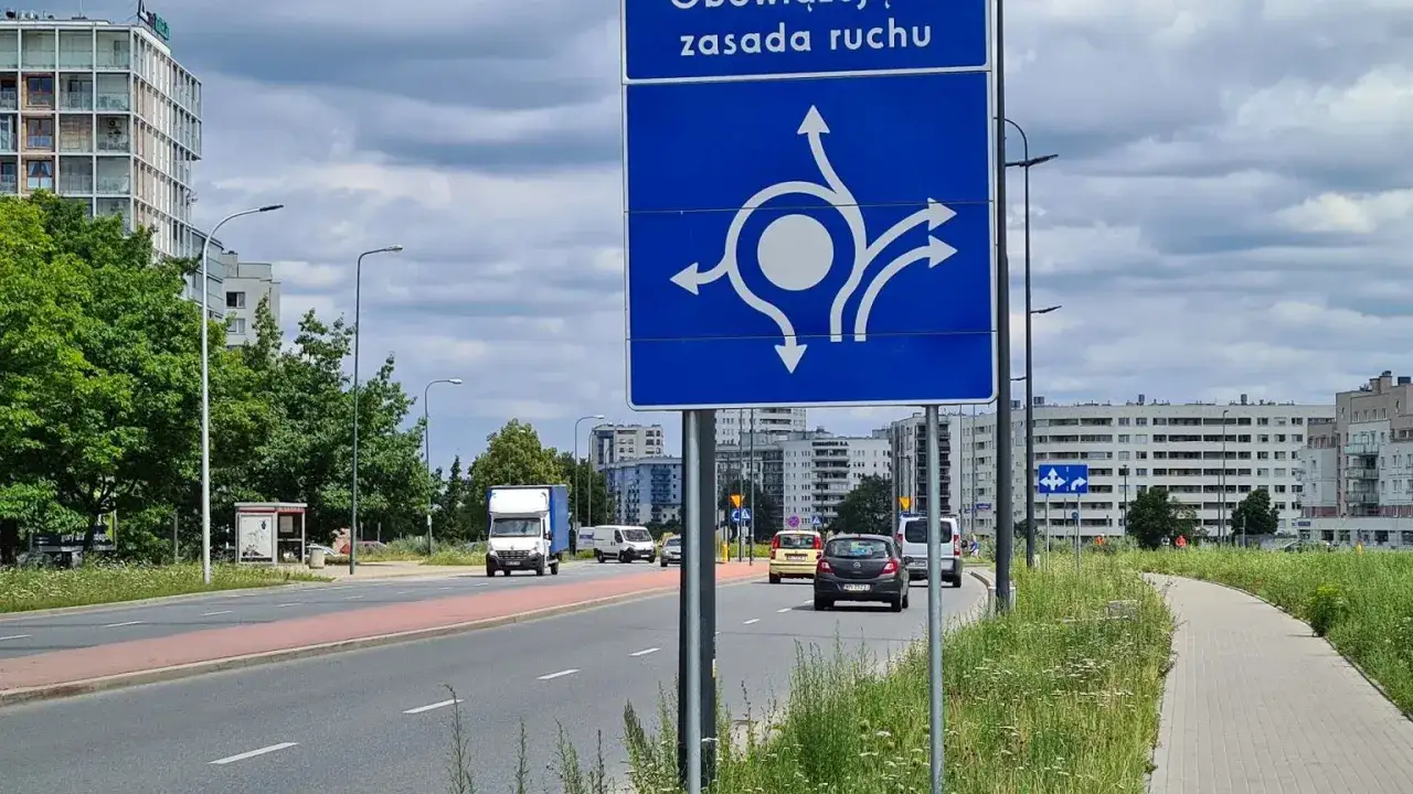 Znak informuje o zasadzie ruchu na rondzie turbinowym. Zobacz, jak jeździć po rondzie, by bezpiecznie dotrzeć do celu.