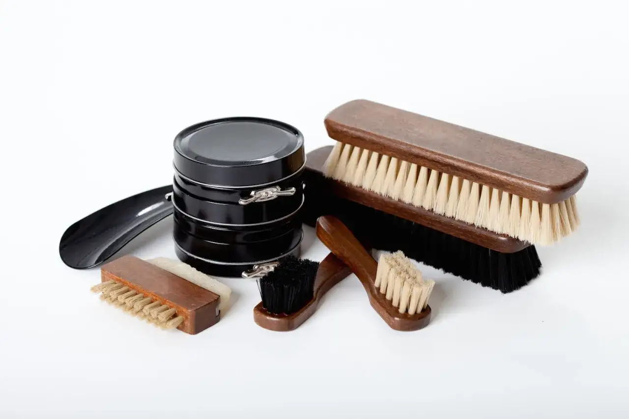 Ensemble pour cirage de chaussures : cr&egrave;mes, brosses de diff&eacute;rentes tailles et forme, et chausse-pied. Id&eacute;al pour un entretien r&eacute;gulier et une belle fr&eacute;quence cirage chaussure.