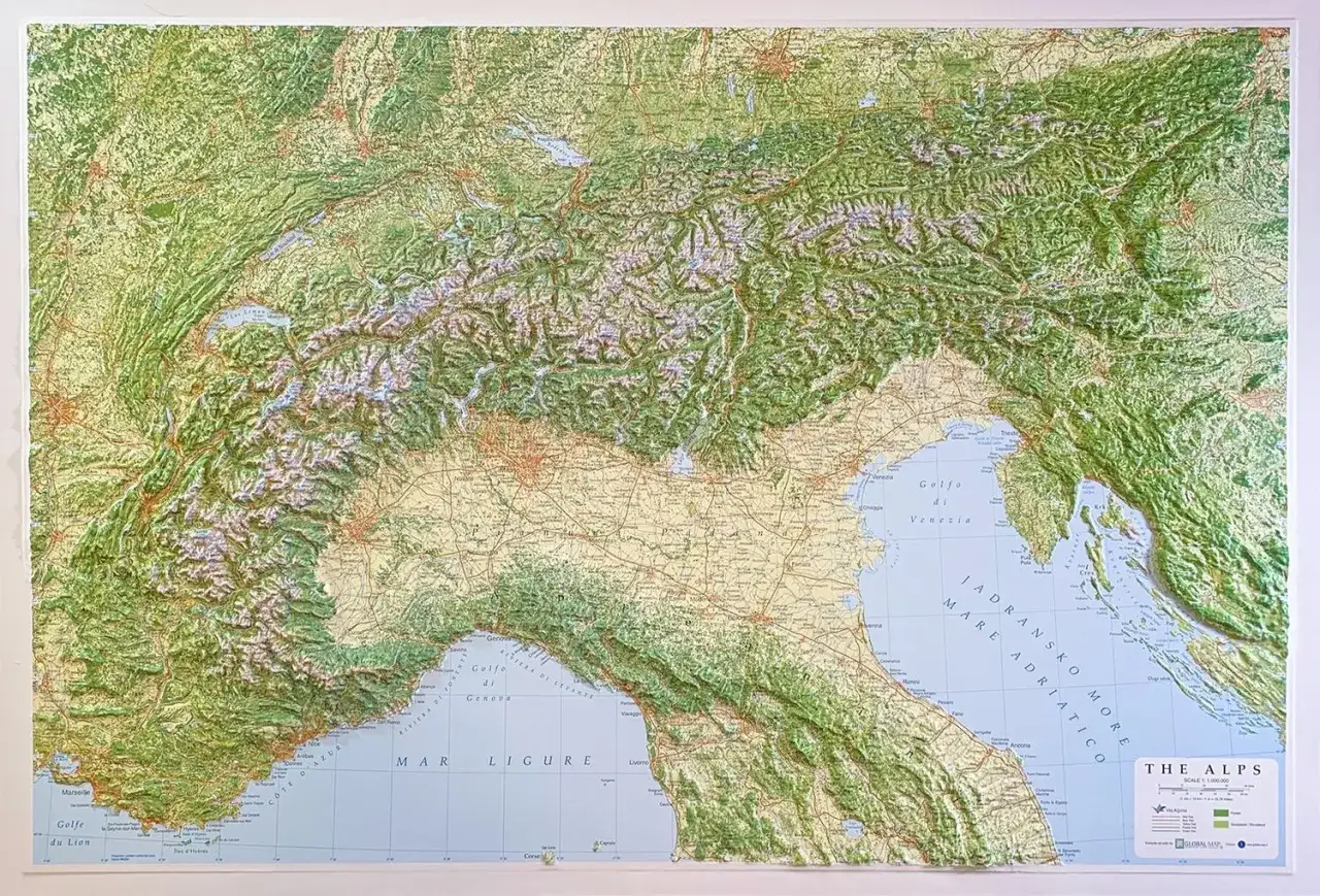 Mapa reliefowa pokazuje, gdzie są Alpy, rozciągające się od Francji po Włochy i Austrię, z widocznymi jeziorami i wybrzeżami.