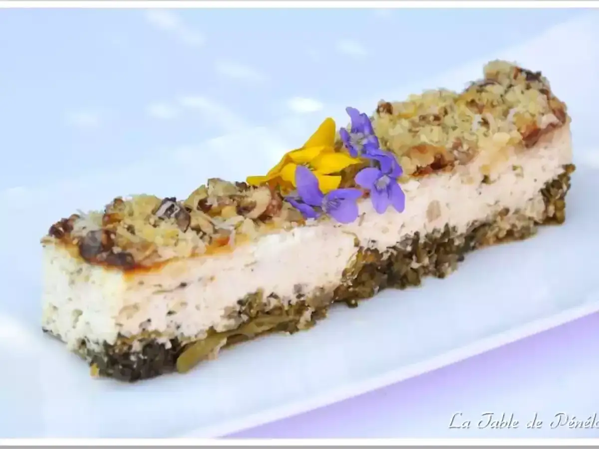 Tranche de crumble brocolis, garnie de fleurs comestibles. Un délice visuel et gustatif.