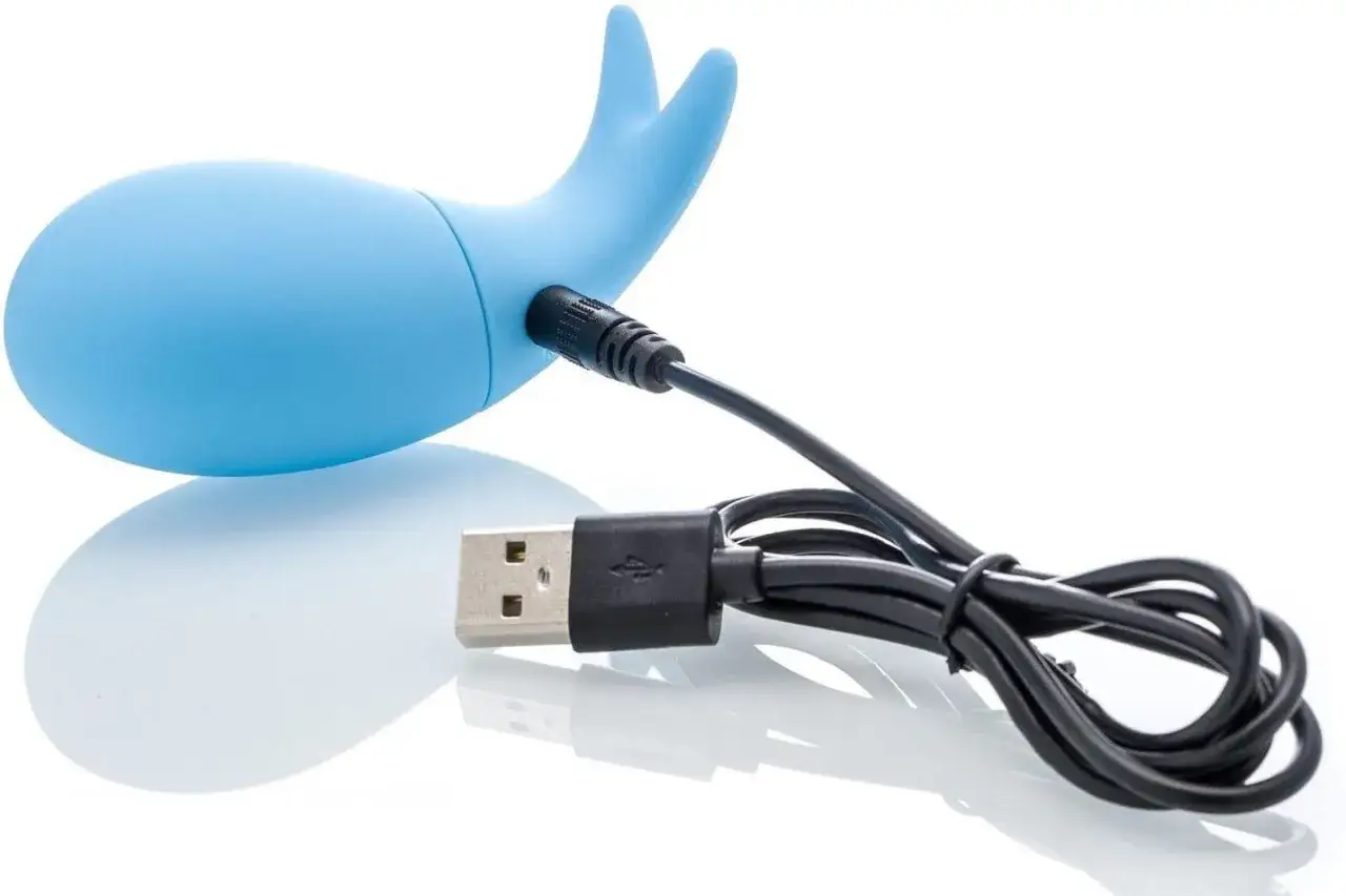 Niebieski wibrator delfinek z kablem USB do ładowania.