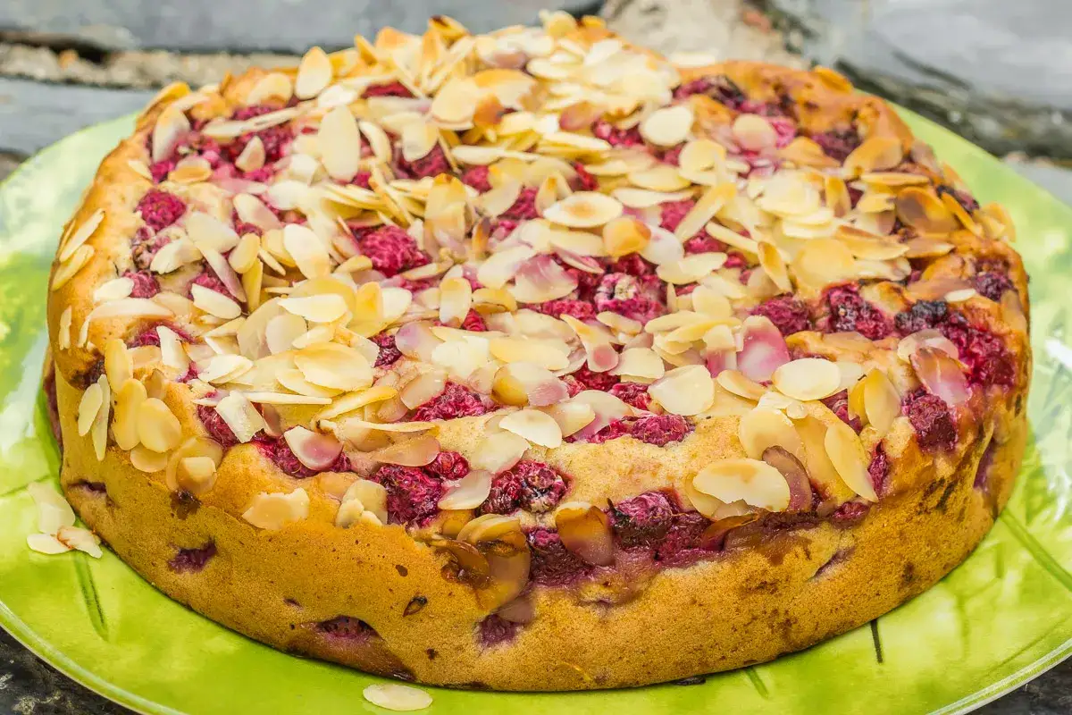 G&acirc;teau aux framboises et amandes effil&eacute;es, une d&eacute;licieuse recette mascarpone pour le dessert.