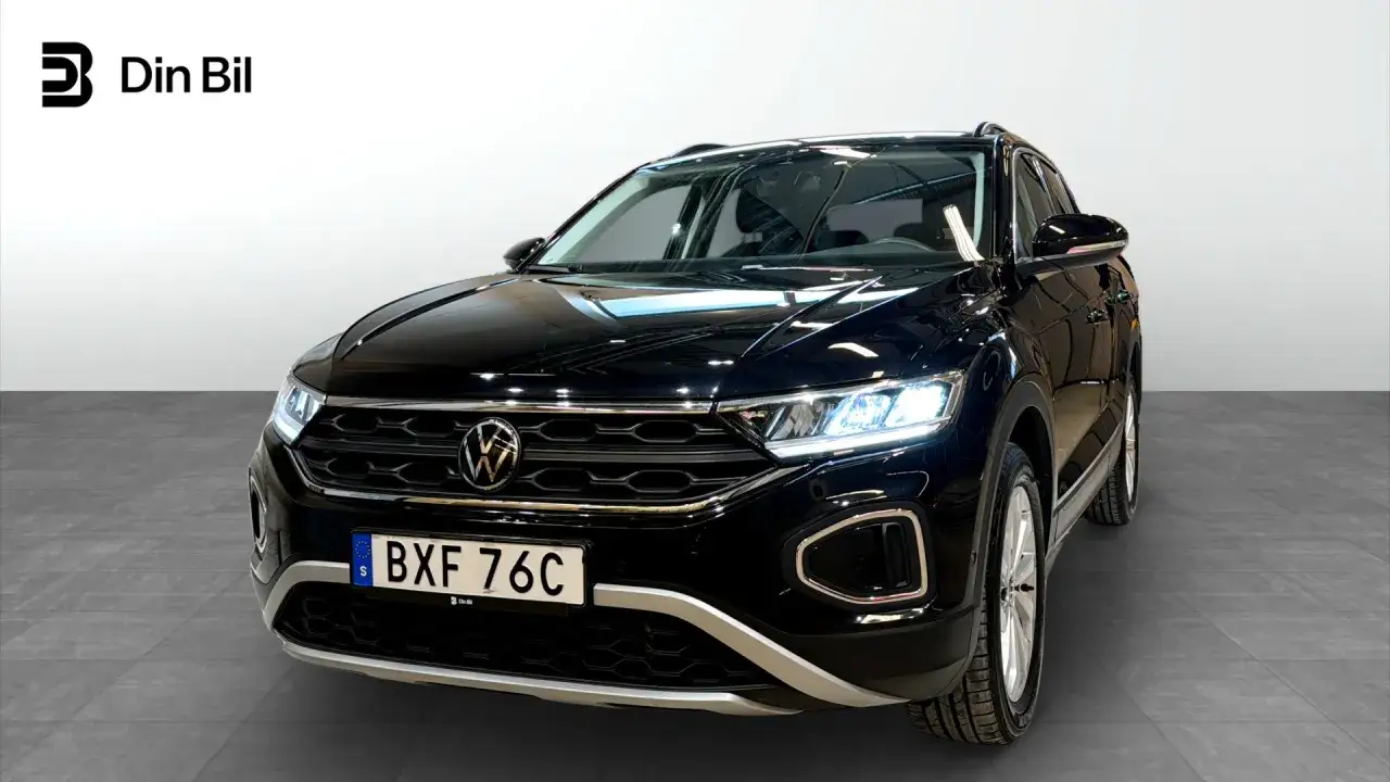 Svart Volkswagen T-Roc, en stilren SUV. Kolla in volkswagen t roc pris hos Din Bil.
