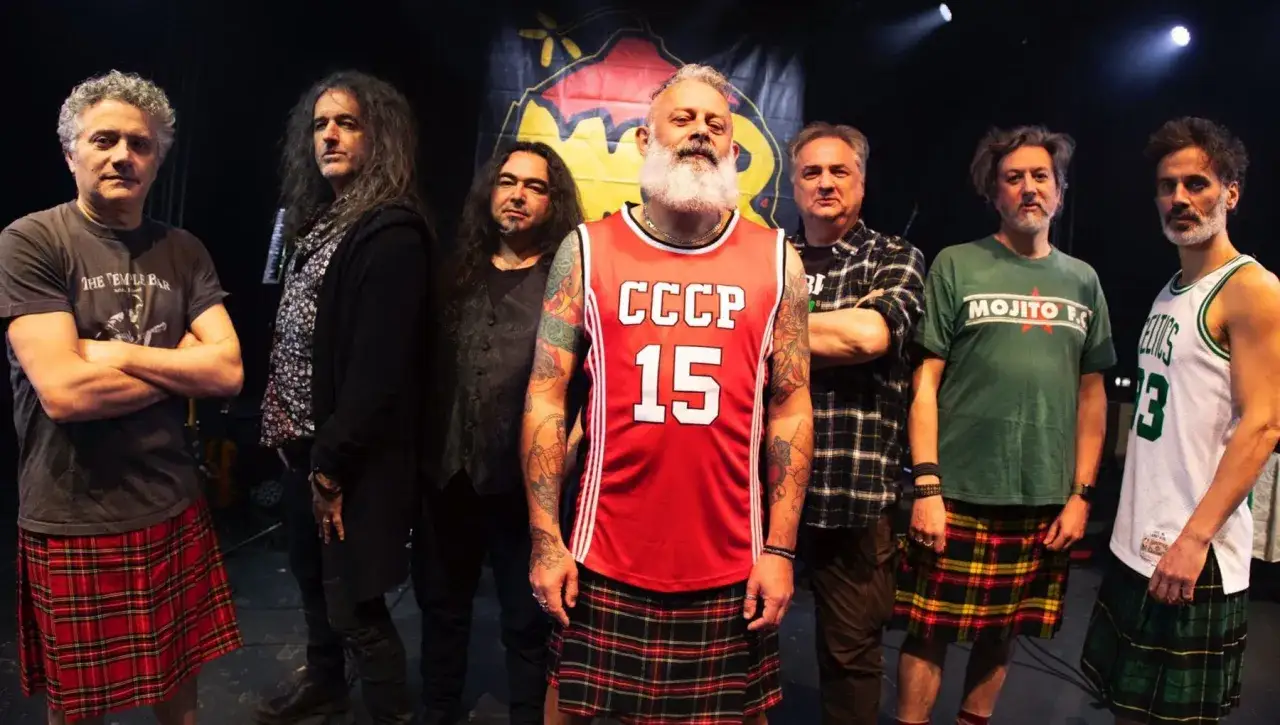 I Modenacity Ramblers, con le loro canzoni, sul palco con kilt e maglie sportive.