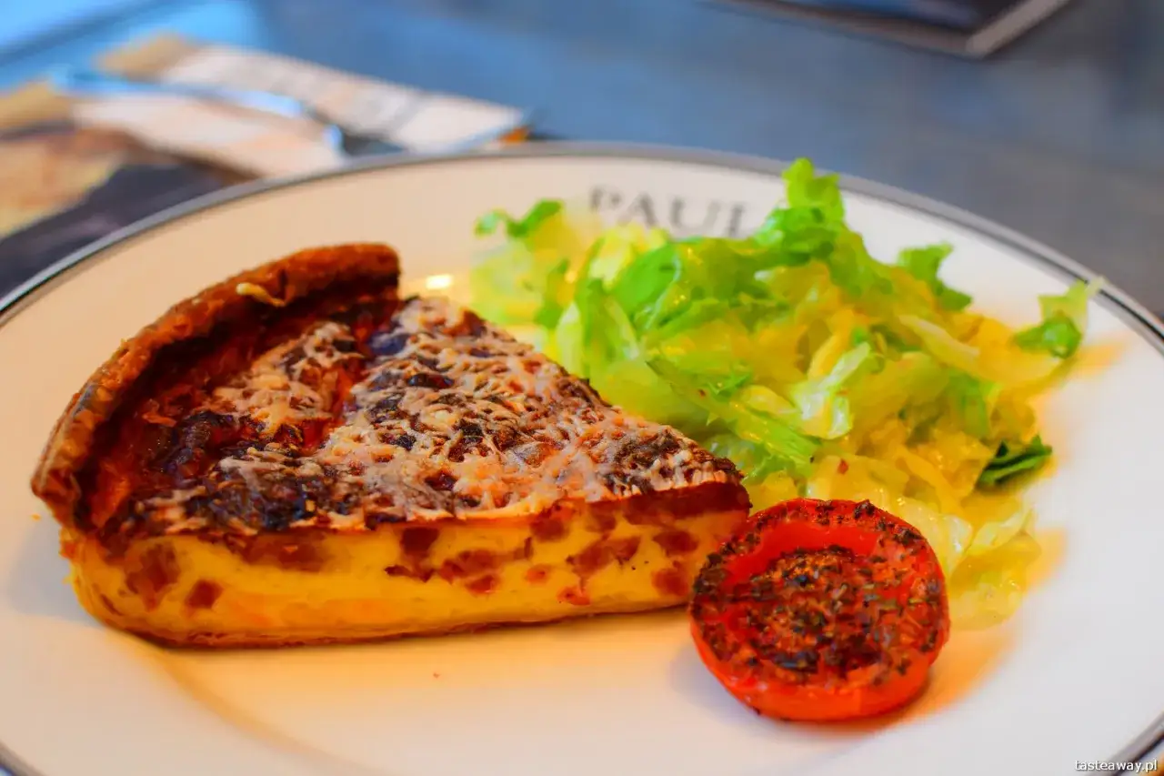 Kawałek quiche z serem, sałatką i pomidorem. Tanie we Francji? To danie z piekarni PAUL może być odpowiedzią.