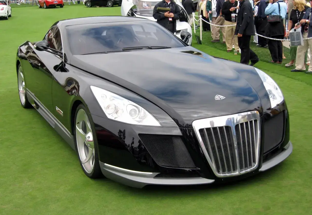Schwarzer Maybach Exelero auf grünem Rasen. Der Maybach Exelero Preis ist astronomisch für dieses Einzelstück.