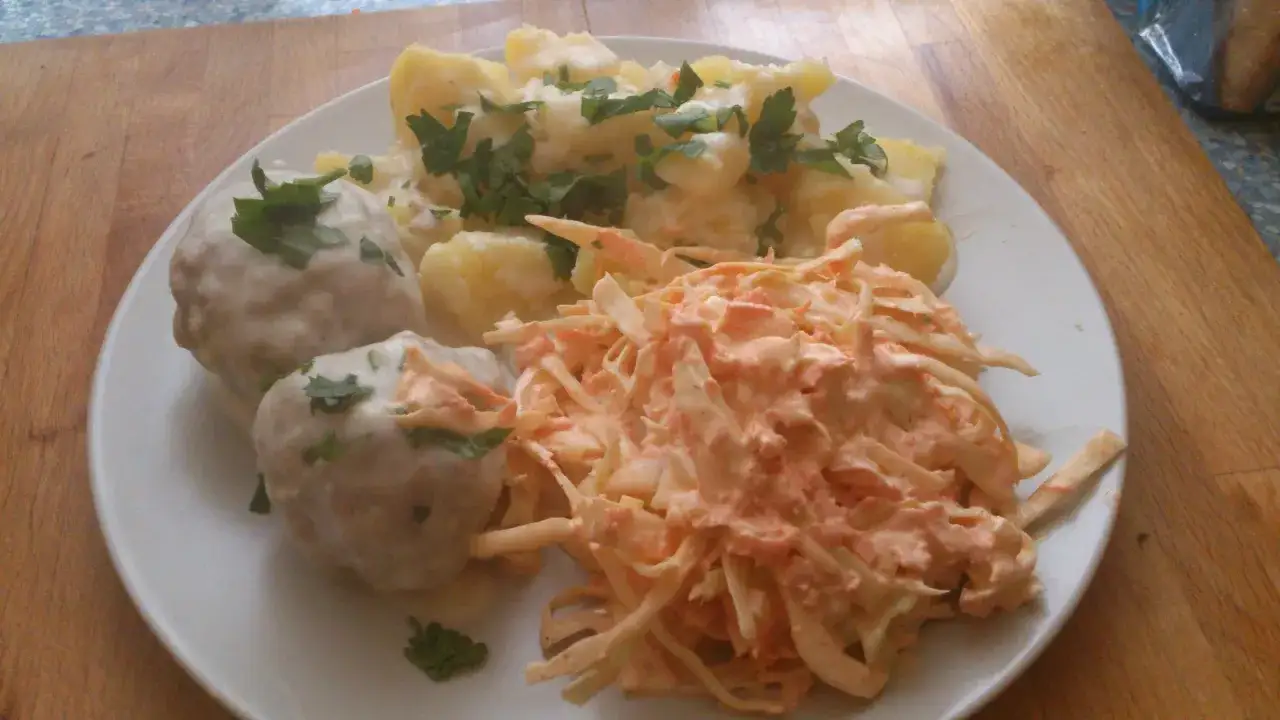 Pulpeciki z ziemniakami i surówką z marchewki i kapusty. Idealna surówka do pulpetów!