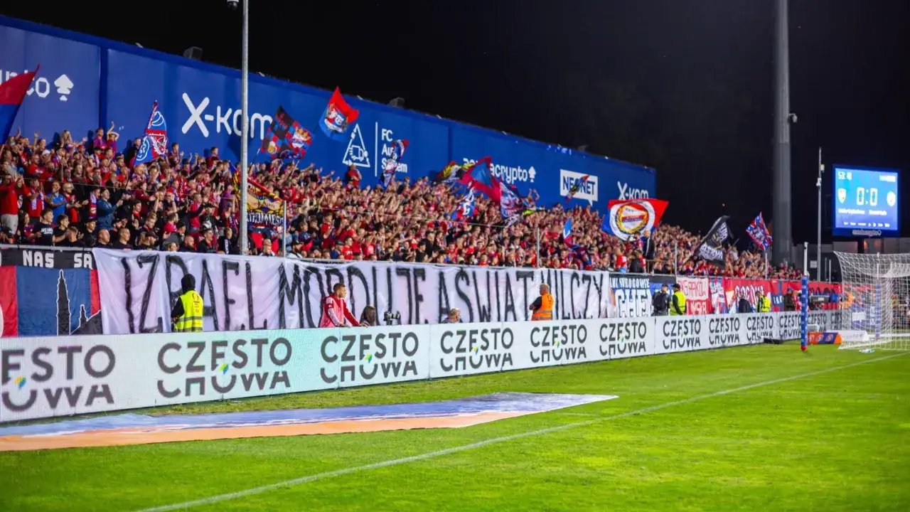 Tłum kibiców na stadionie, transparent