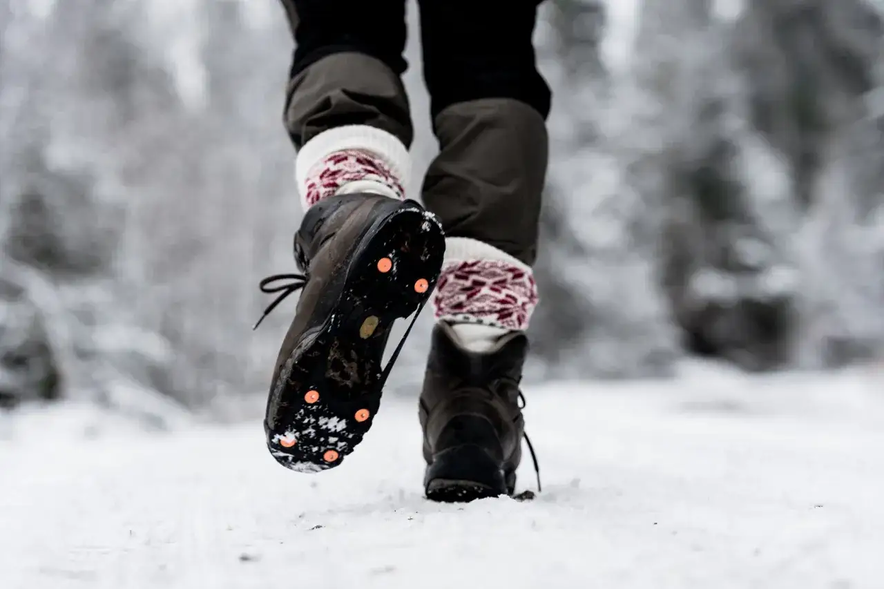 Vintervandring med broddar p&aring; k&auml;ngorna f&ouml;r att undvika hala skor i sn&ouml;n.