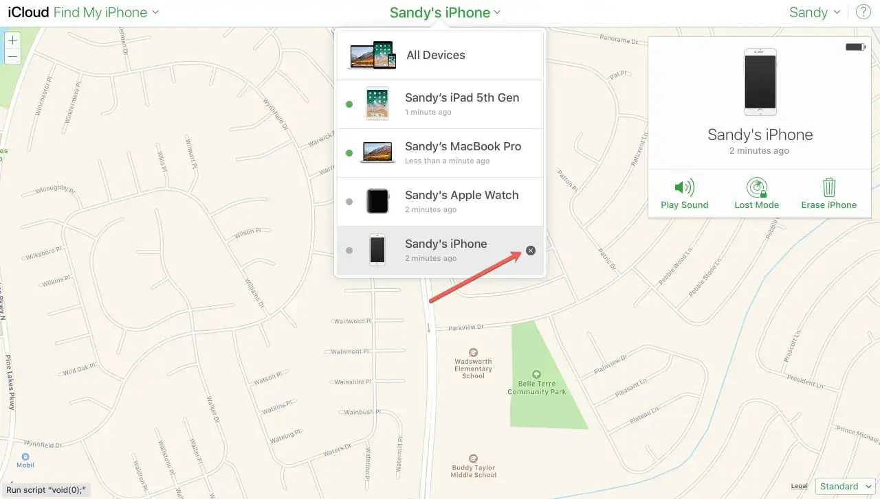Na mapie w iCloud widać listę urządzeń, w tym 