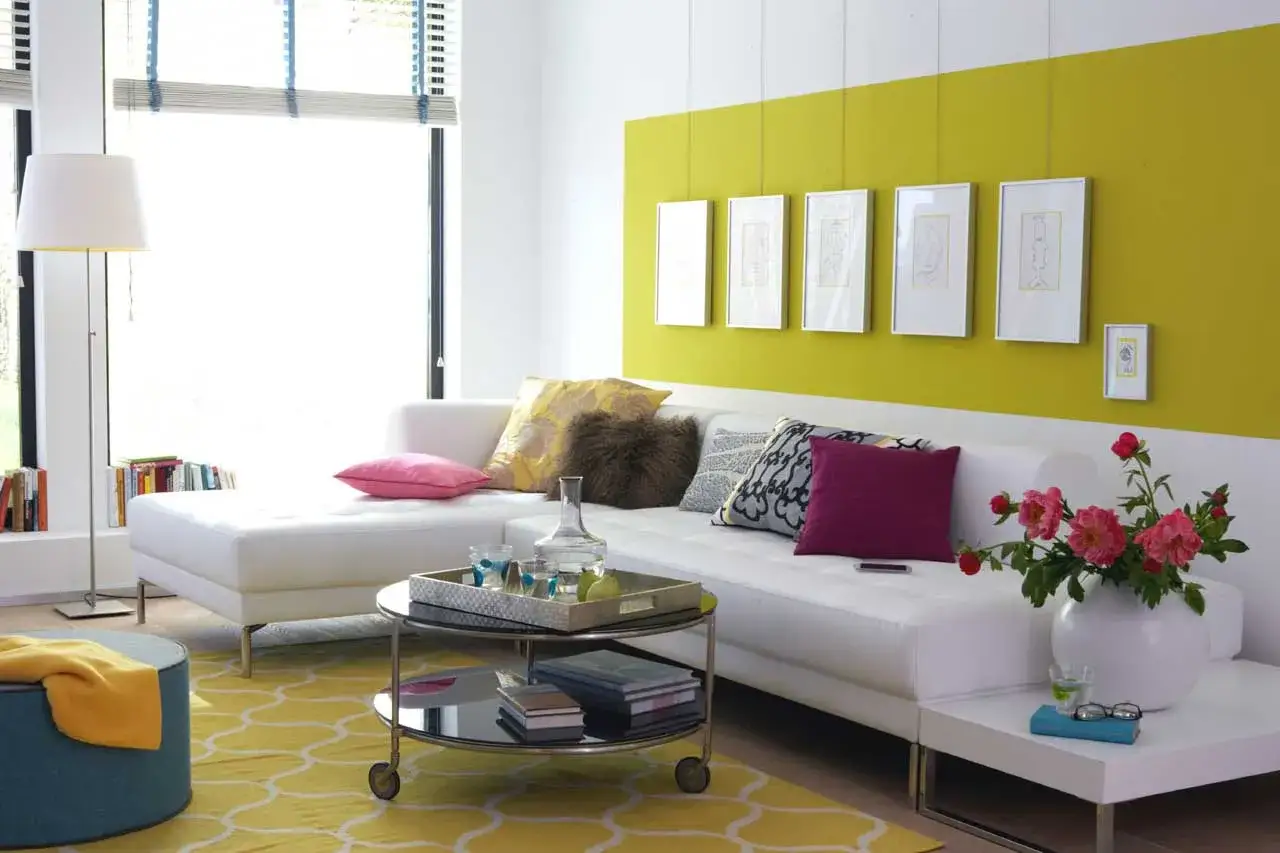 Moderne Wohnzimmergestaltung mit zweifarbiger Wand: leuchtendes Gelb &uuml;ber Wei&szlig;. Tolle wandfarben ideen muster f&uuml;r ein frisches Ambiente.