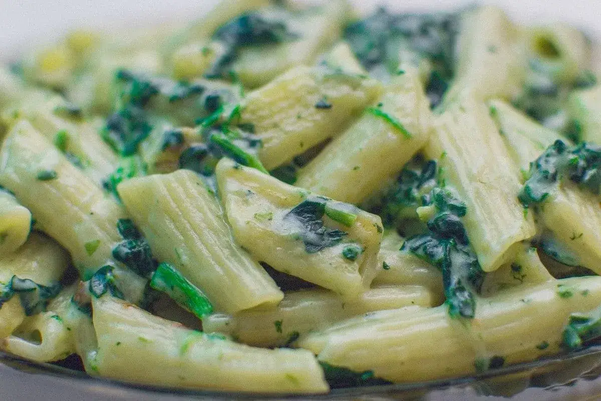 Penne rigate w kremowym sosie ze szpinakiem, pachnące i apetyczne.