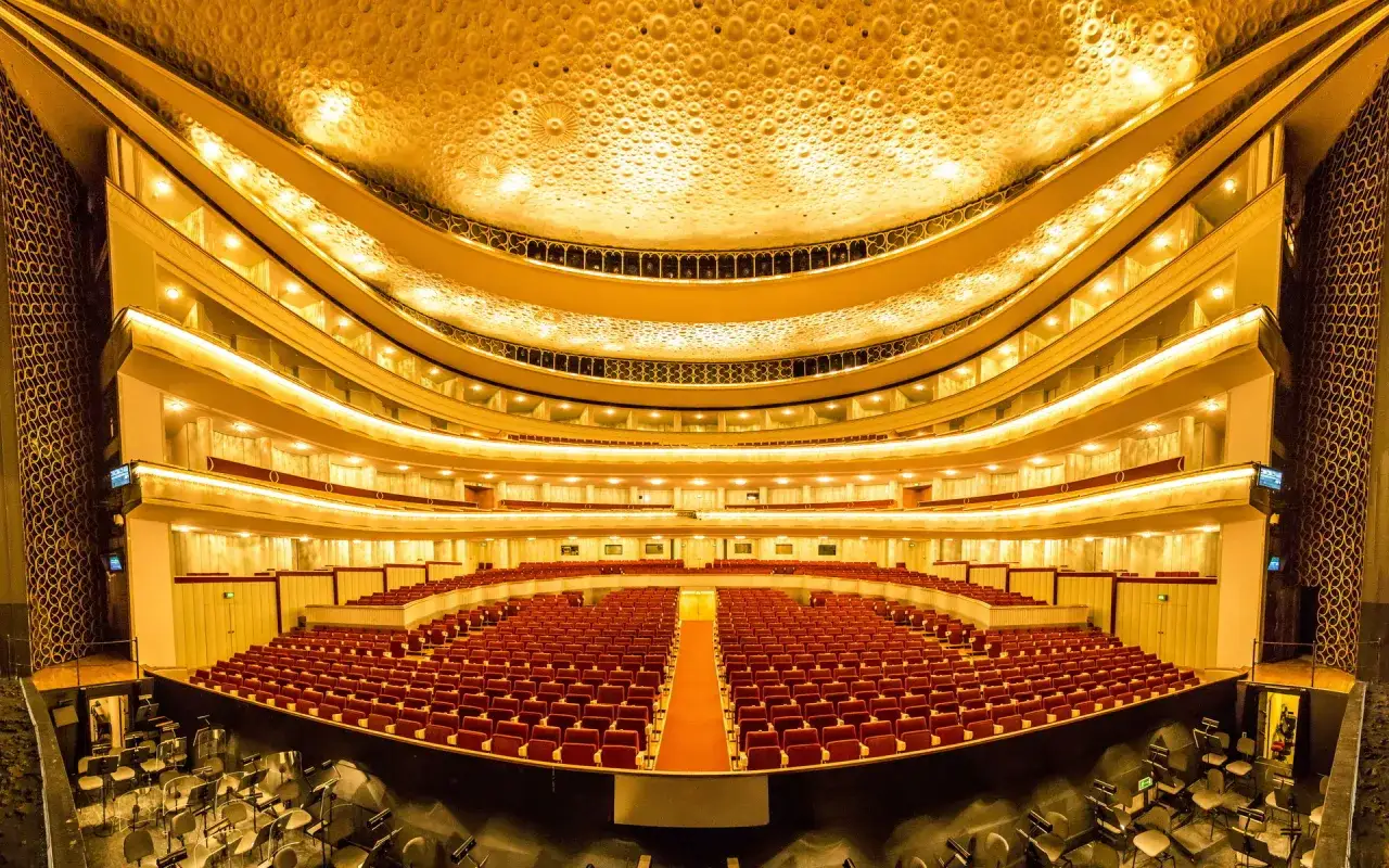 Wnętrze teatru operowego widownia