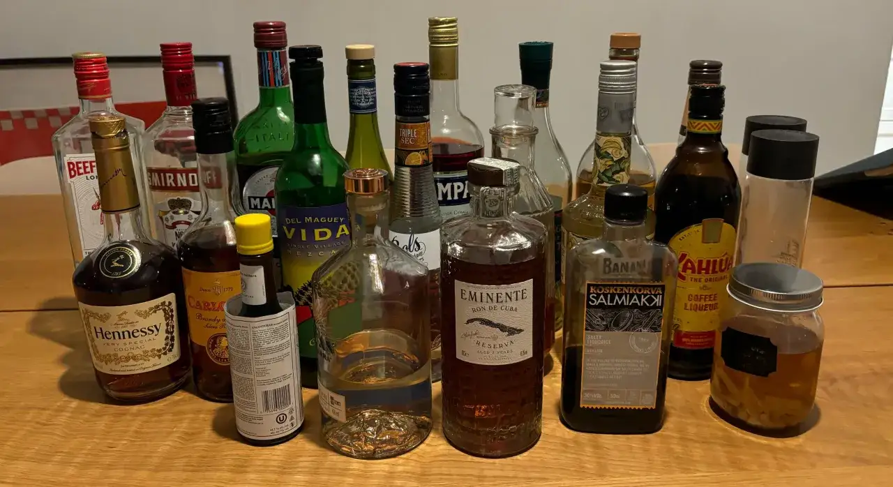 Butelki z alkoholem, w tym mała buteleczka z napisem